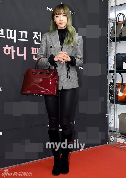 Hani在首尔新沙洞出席了代言品牌举行的粉丝签名会活动