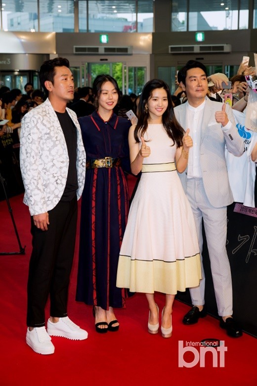 韩国电影《小姐》红毯仪式在首尔永登浦时代广场举行