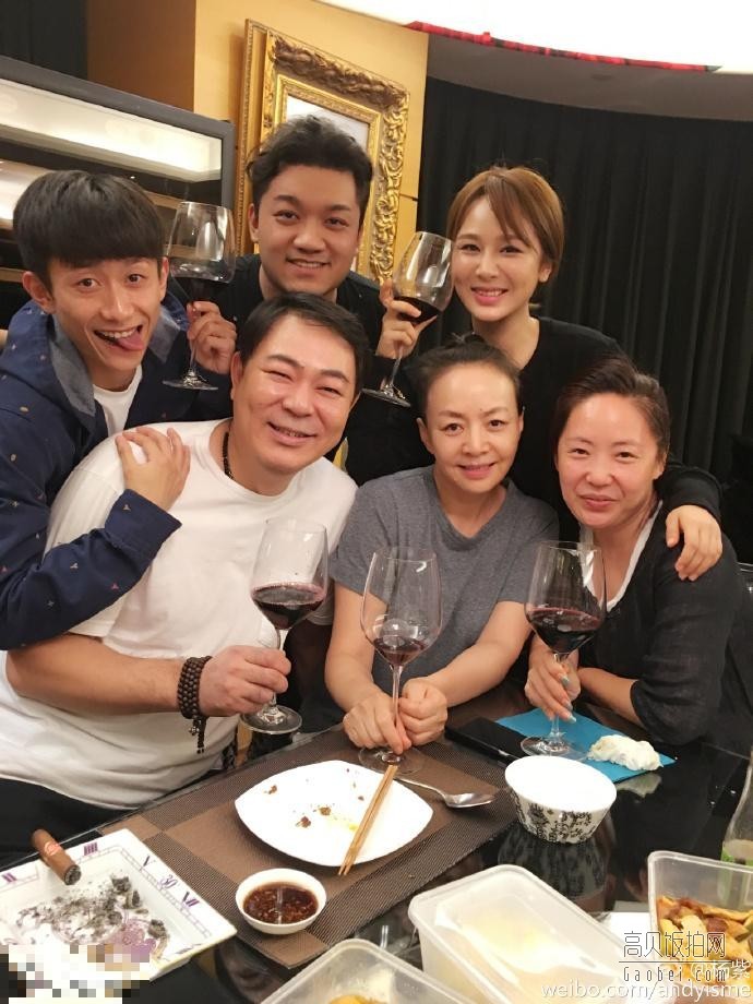 杨紫晒一组和《家有儿女》演员、导演聚餐的照片