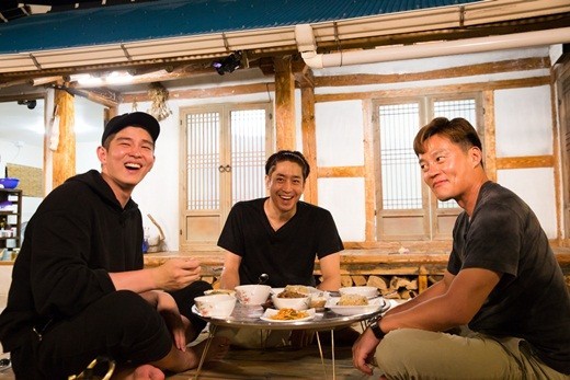 韩国综艺节目《三时三餐-渔村篇3》公开了拍摄时的照片