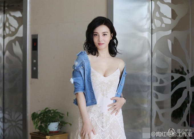 陶红在微博分享了一组自己受邀出席北京国际电影节照片