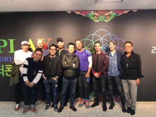 歌手尹钟信公开一张和英国摇滚乐团Coldplay的合照
