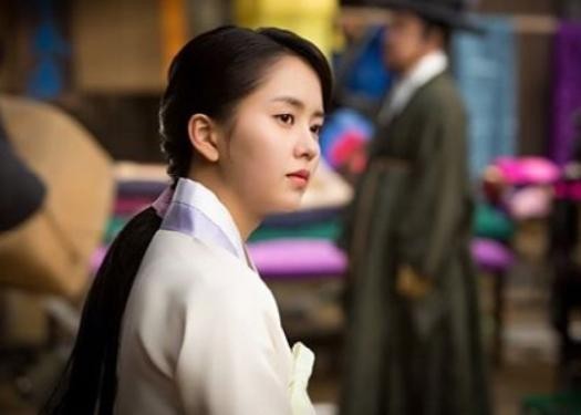 金所炫在《君主－假面的主人》中饰演知书达礼的千金小姐