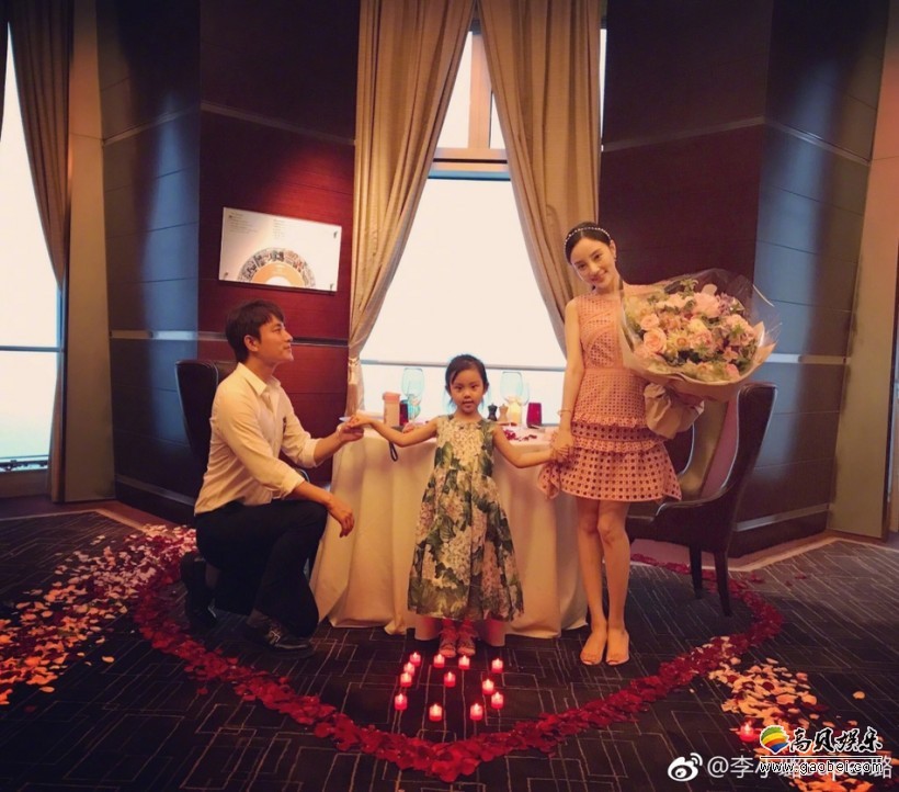 李小璐晒出一组全家人欢庆结婚5周年的甜蜜美照