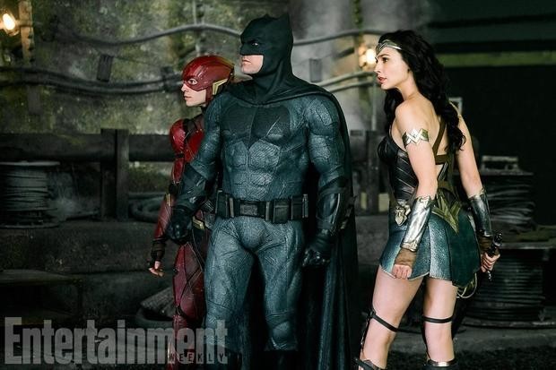 DC《正义联盟》新剧照曝光！蝙蝠侠带队，神奇女侠美貌依旧。