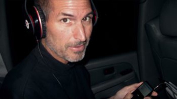 史蒂夫.乔布斯罕见照片公布：头戴Beats耳机，参与产品测试。