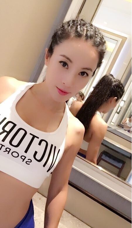 50岁健身女神刘叶琳晒照：身穿性感比基尼，傲人身材，十分诱人