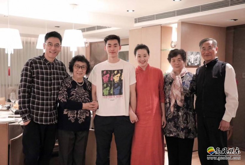 林依轮长子林子濠18岁生日，祖孙三代同框照曝光