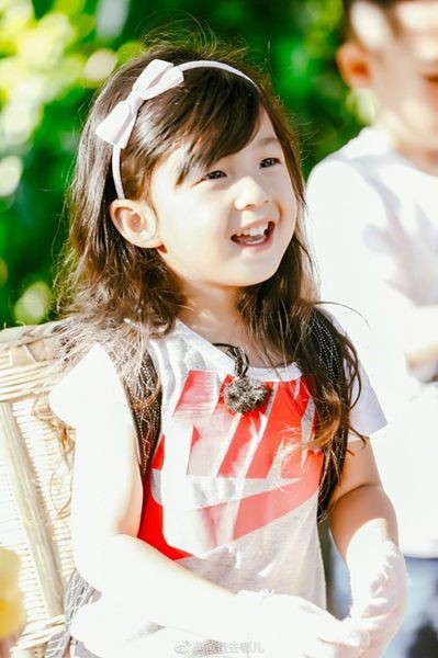 陈小春如愿以偿：女儿奴上身，贴心照顾小泡芙
