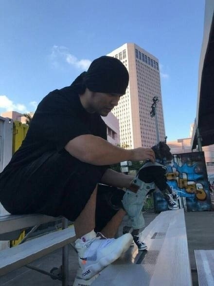 周杰伦装备齐全，带萌宠现身球场打球