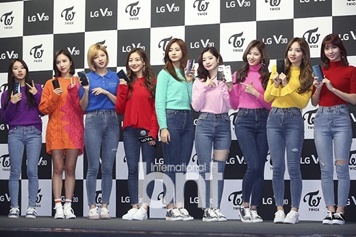 韩国女团Twice出席某手机品牌活动    九人九色靓丽可爱