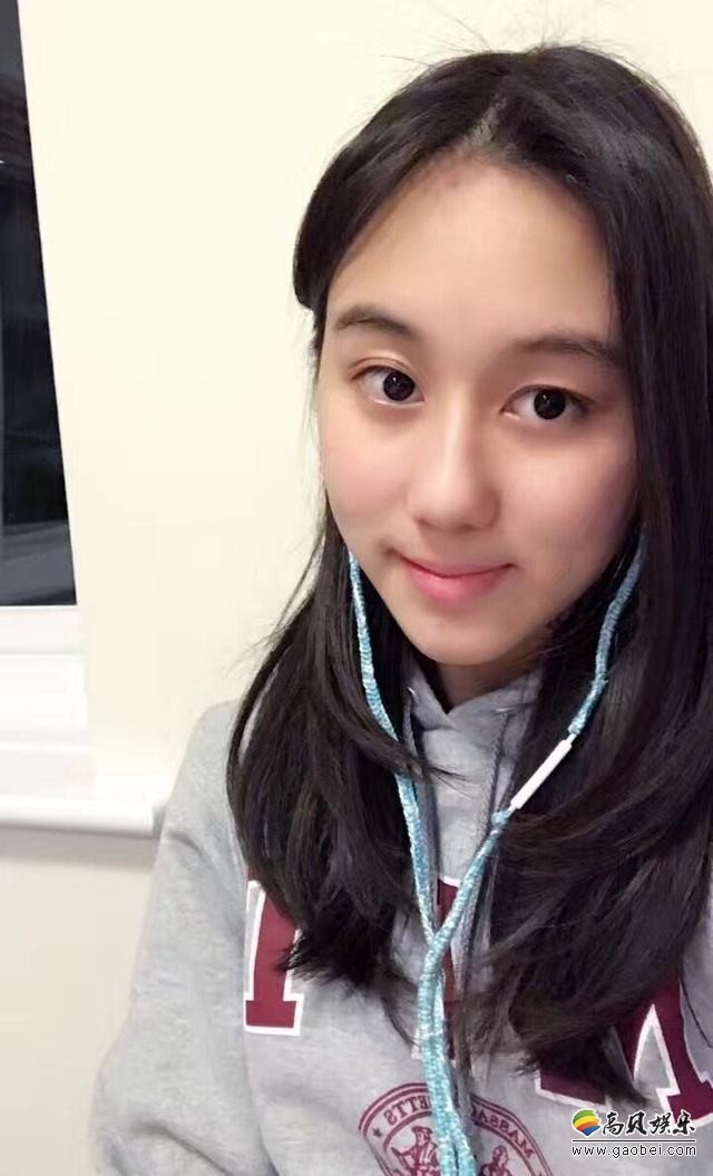 何超欣邀请参加巴黎社交舞会:众多名媛中唯一华人