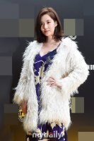 女艺人徐贤在首尔江南区新沙洞出席了某服装品牌举行的宣传活动