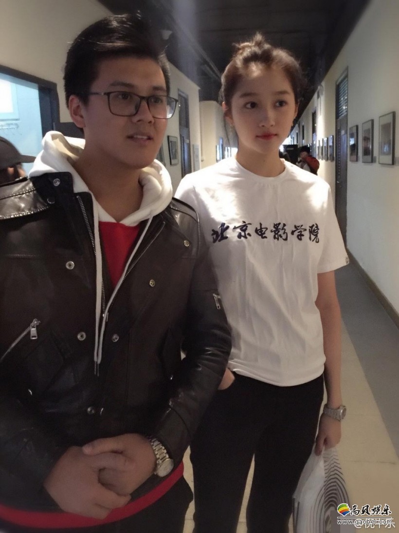 关晓彤参加北京电影学院期末考试:身穿北电校服,乖巧学生范