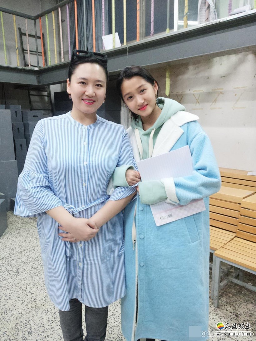 关晓彤参加北京电影学院期末考试:身穿北电校服,乖巧学生范