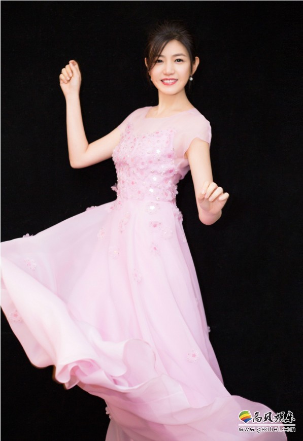 陈妍希出席某盛典活动：粉嫩系长裙，佩戴花朵钻饰，增添女人味