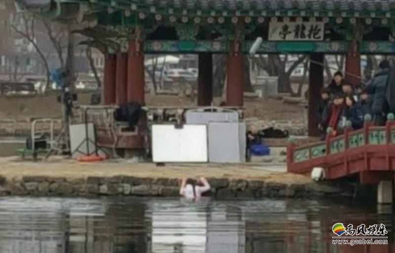 金所炫一张冒著严寒下水拍戏的照片引发了网民的热议