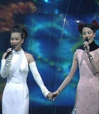 网友晒出那英,王菲合唱录歌合影:两人将在央视春晚共同合唱《重逢》