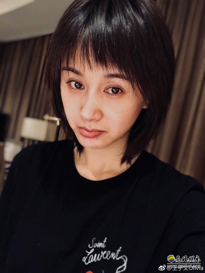 王子文晒出照片:穿着黑色上衣,眼神直视前方,坚定果敢