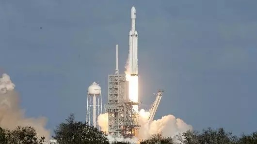 美国太空探索技术公司(SpaceX)猎鹰重型运载火箭：成功完成首次试飞