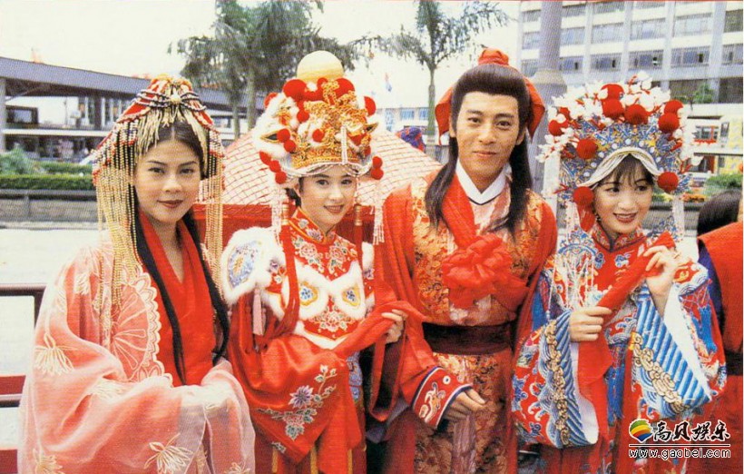 从左到右为"任盈盈"梁艺龄,"仪琳"何美钿,"令狐冲"吕颂贤,"岳灵珊"