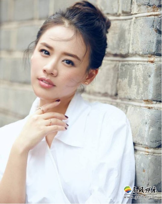 马思纯晒出美照:戴着渔夫帽和墨镜,穿着条纹衬衫牛仔裤,清新阳光