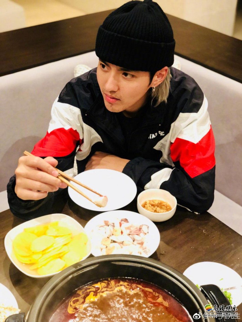 吴亦凡晒出吃火锅照片:戴戴耳环新潮时尚,小胡茬别有一番男人魅力