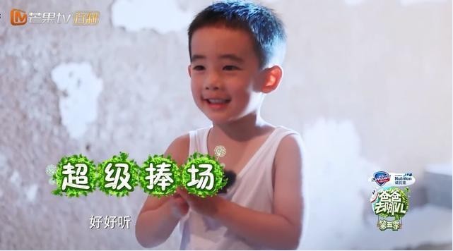 应采儿爸爸晒出Jasper和外公外婆聚餐照：Jasper满脸笑容很开心