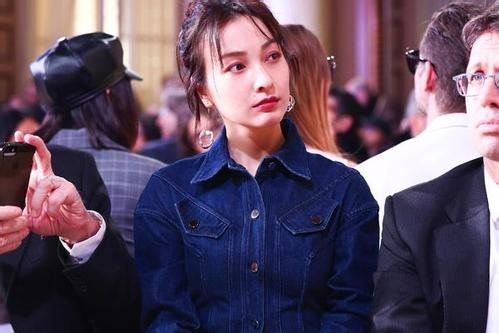 吴昕亮相米兰时装周看秀：简约工装l搭配莓果色唇妆！不失女人味