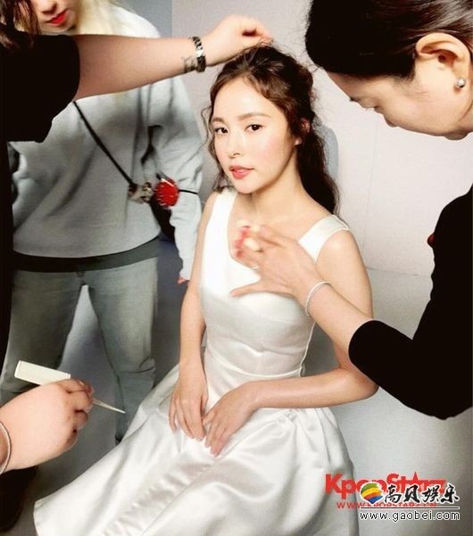 身穿白色连衣裙的闵孝琳更新化妆准备时的照片   美貌逼人
