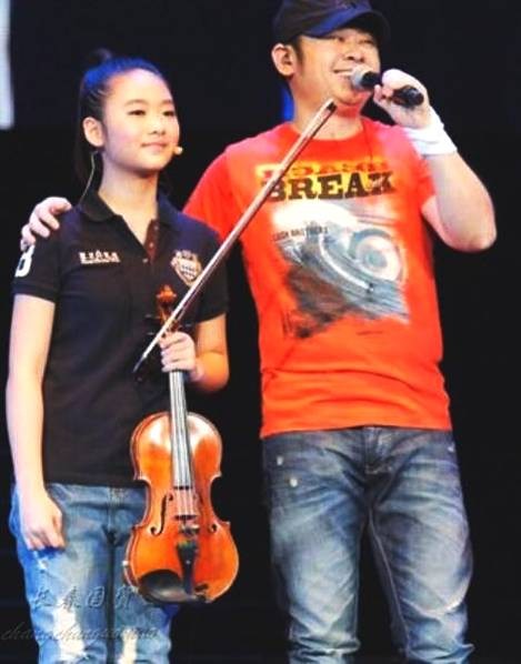 "长春国贸"曝光刀郎19岁女儿近照:如今的罗傲月酷爱音乐!长相乖巧