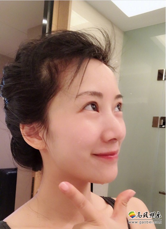 照片中,李念身着少女感十足的粉色吊带,躺在瑜伽垫上甜笑比v,运动过后