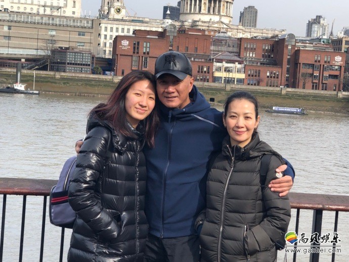 胡军50岁生日:老婆卢芳晒出全家旅游合影照为老公庆生!温馨表白