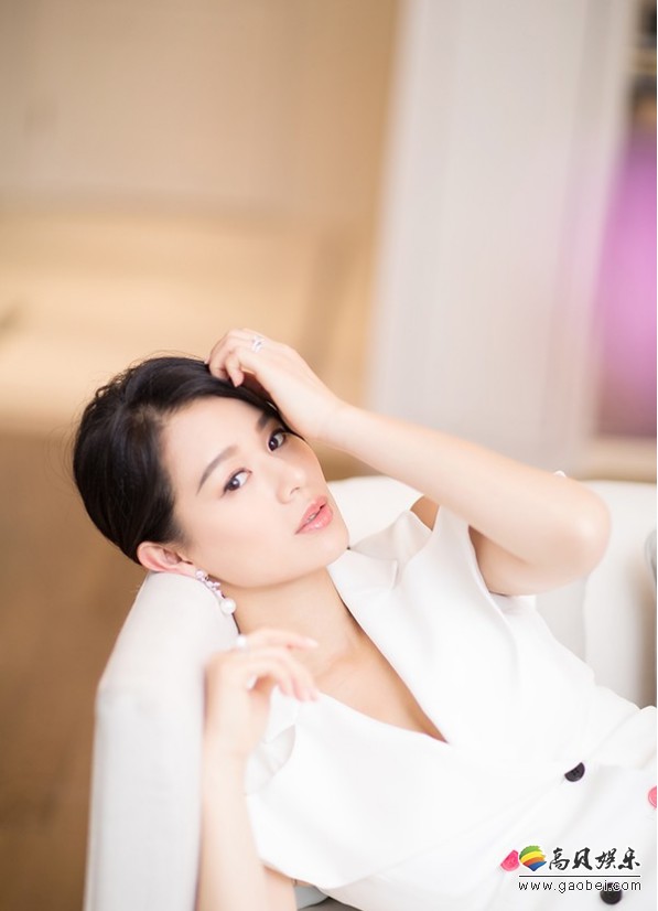 胡杏儿品牌挚友身份亮相活动白裙优雅迷人露肩纤腰好身材尽显