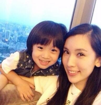 林志颖妻子陈若仪晒出照片kimi拿着魔杖徜徉在哈利波特魔法世界