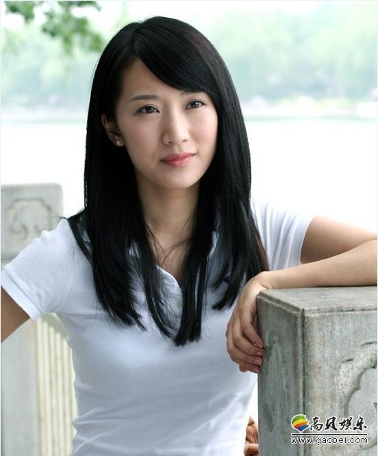 李念晒出和好友高露聚餐照片:画着精致淡妆,空气刘海十分减龄
