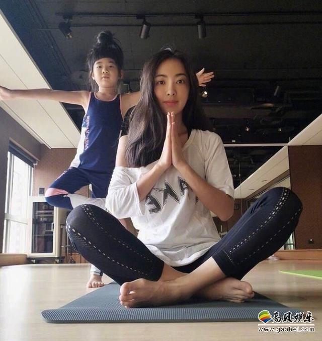 曹格妻子吴速玲晒出女儿练瑜伽照片：Grace专心又柔软，十分的可爱