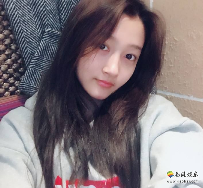 近日,关晓彤在ins上晒一组自拍照,不同于以往的中分造型,空气刘海更显