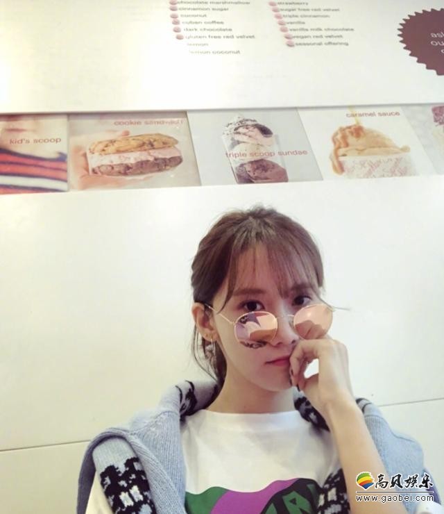 韩国明星林允儿晒出美照：戴墨镜坐在餐厅，笑眼弯弯，气质温柔可人