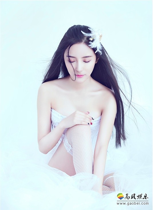 王馨瑶最新写真：面容精致，长发飘飘，表情萝莉甜美，性感与青春并存