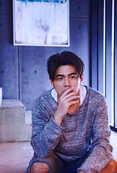 周杰伦新造型复刻自己学生时代的中分头:碰巧撞脸蔡依林"天菜"孔刘