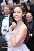 郑秀妍亮相戛纳电影节红毯   紫色长裙佩戴珠宝气质甜美