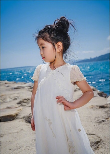 阿拉蕾崔雅涵现身戛纳电影节：白色连衣裙，海边漫步宛如童话小公主