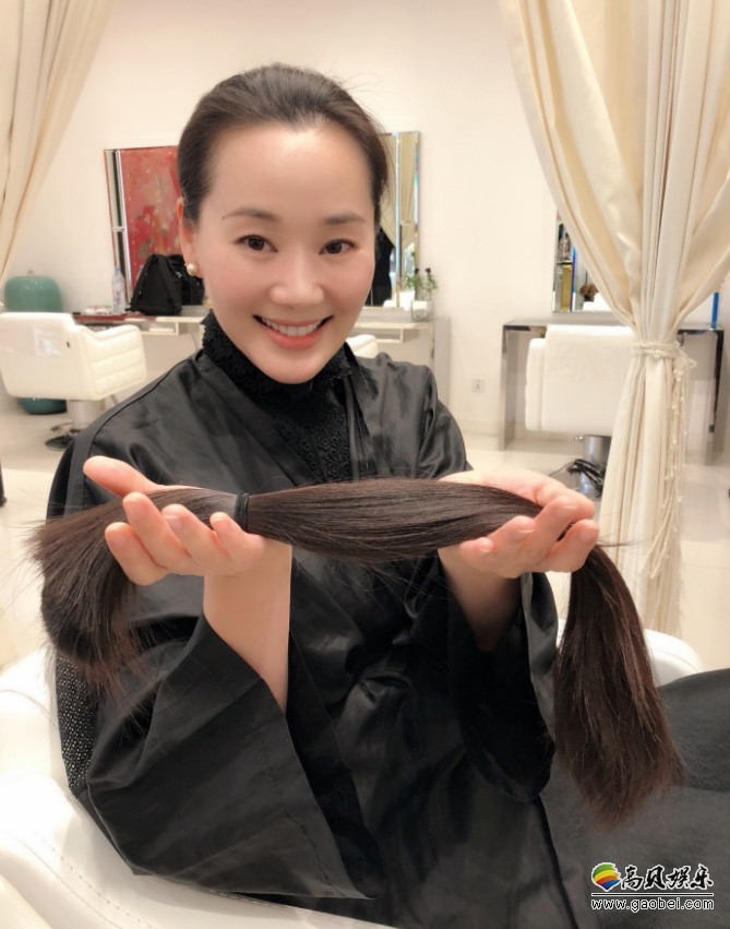 林依轮爱妻微博晒照：剪去一头长发为肿瘤机构捐赠，公益正能量满满