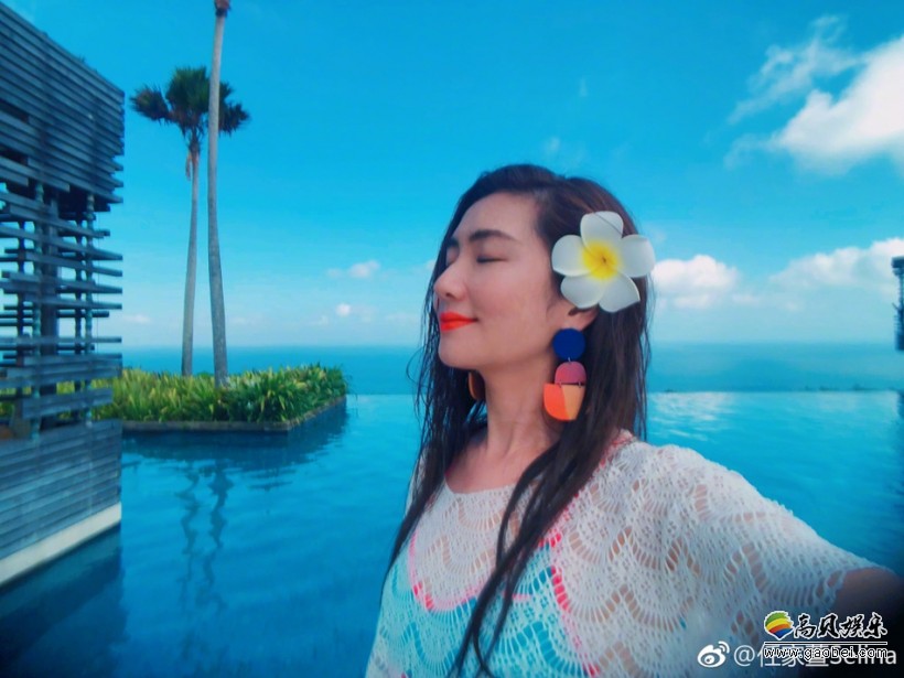 selina晒出泳装照:蓝色比基尼内衣外搭蕾丝上衣,闭目侧颜出镜超惬意