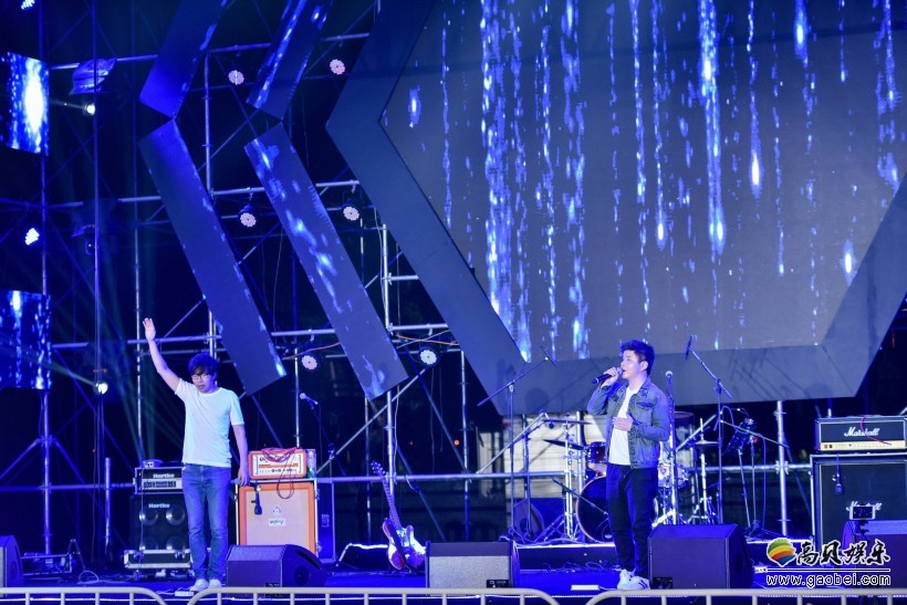 水木年华组合现身某国际音乐会：压轴登场带来经典歌曲！引发全场大合唱