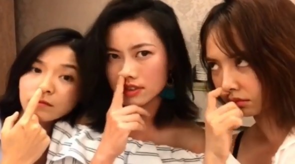蔡依林和姐妹淘一起晒自拍：她在镜头前完全抛开偶像包袱！挖鼻孔、翻眼
