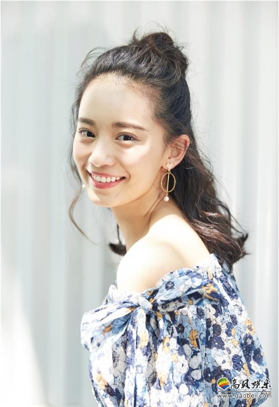 新版《绝代双骄》张菁海报曝光：扮演者王禛“长鞭红衣”形象还原度颇高