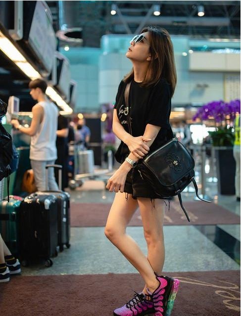 Ella陈嘉桦晒出了机场美照：黑色短袖体恤和热裤，面带黑超，酷帅模样