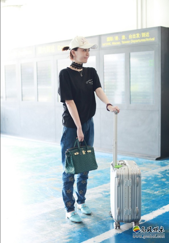 吕佳容现身北京机场：休闲黑色T恤搭配星星牛仔裤，白色棒球帽小辫子